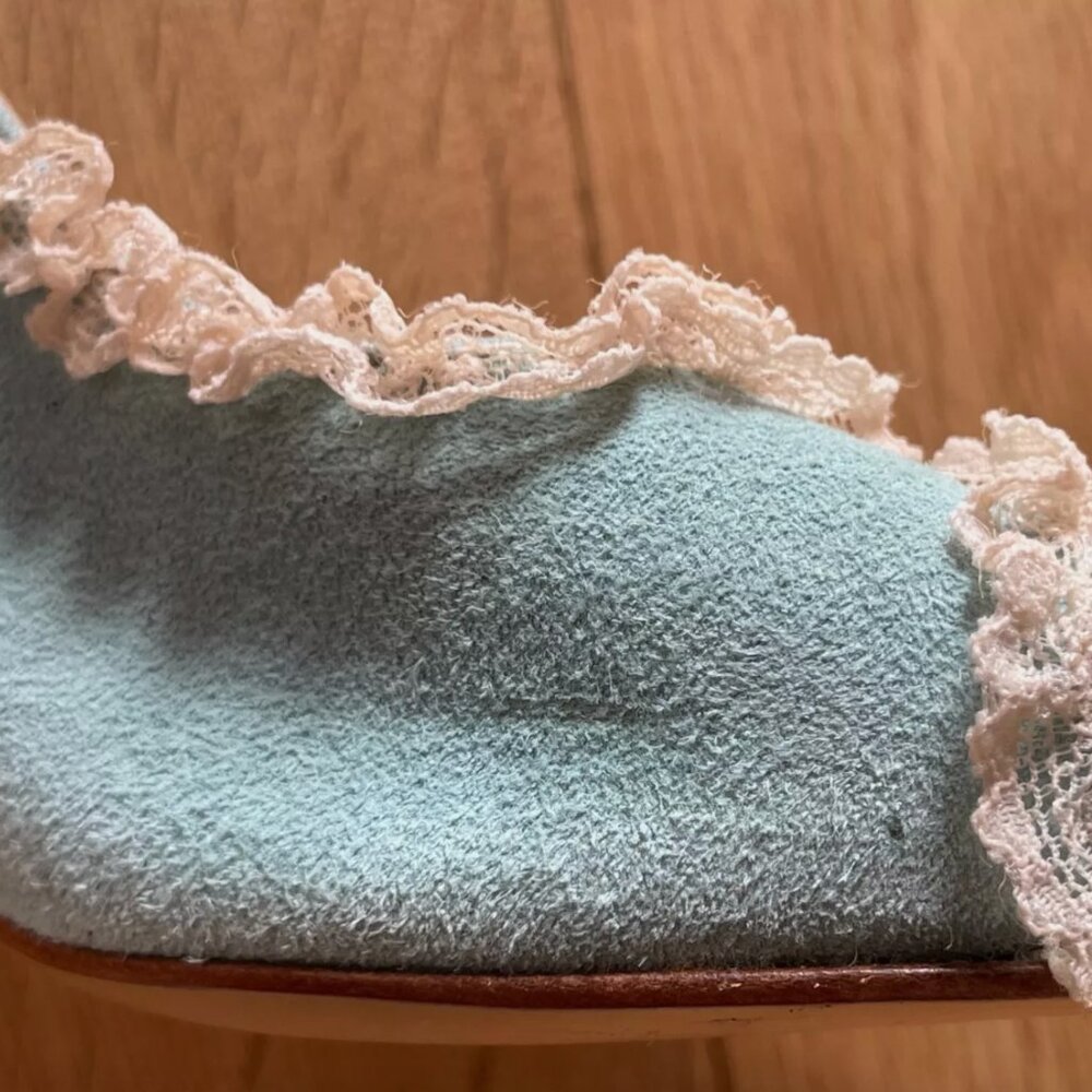 Very demure...very delicate!  Vintage Dolce & Gabbana suede and lace heels, 40 - Picture 4 of 10